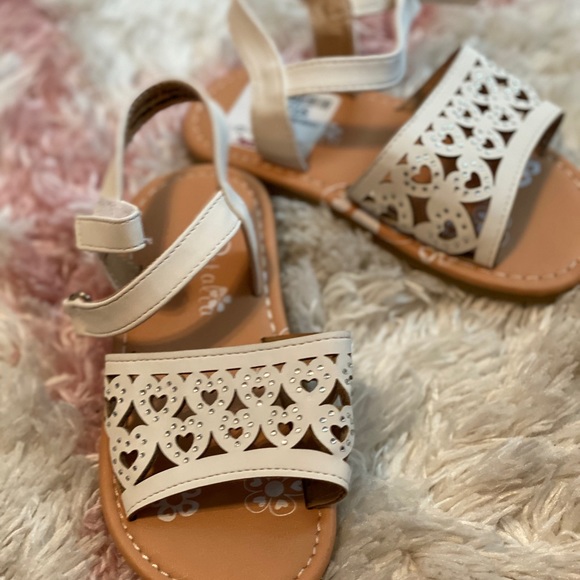 Little girls white sandals. - Picture 2 of 6